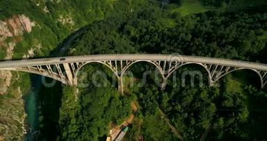 在欧洲最高的汽车桥梁之一的杜德维卡塔<strong>拉弧</strong>桥的空中景观。